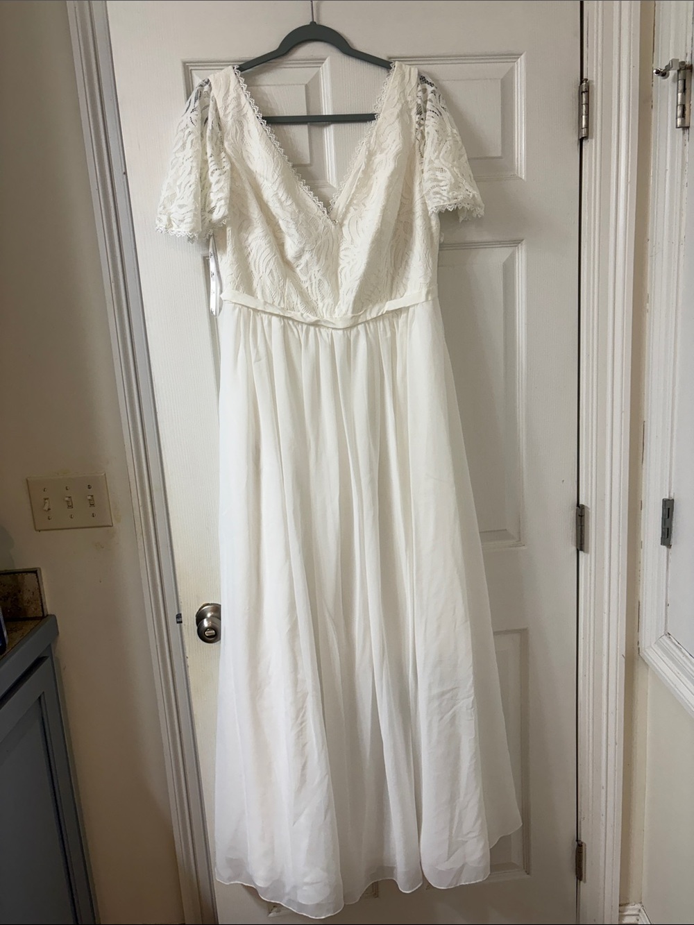 David's Bridal Ivory Lace Bodice V-Neck Wedding Dress